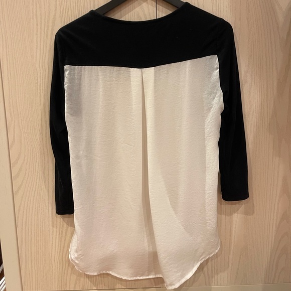 3/1 🌸 Express Black and White Wrap Blouse - Picture 2 of 2